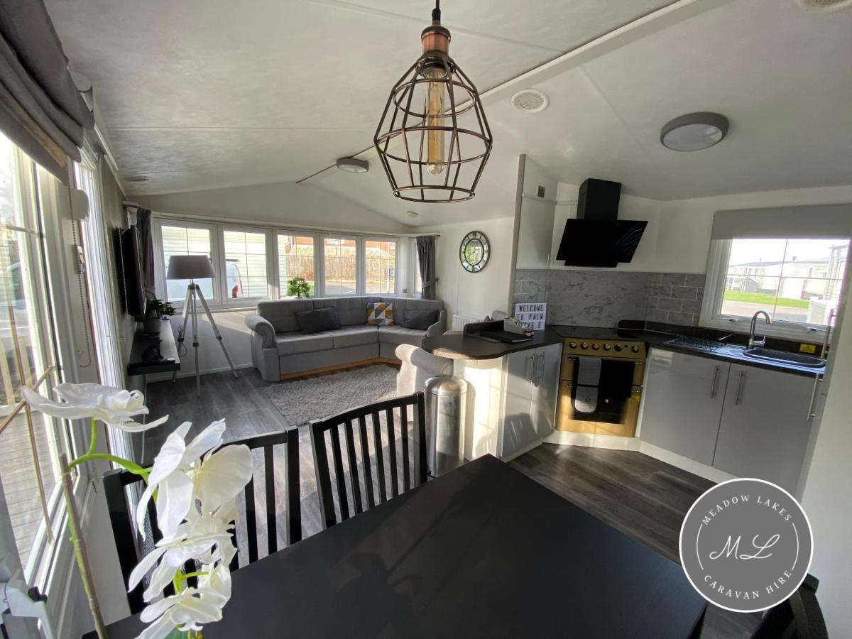 Palm Grove 2- Golden Palm - Pet Friendly, Wifi, Bed Linen, Central Heating - Meadow Lakes Caravan & Lodge Hire 查珀尔圣伦纳兹 外观 照片